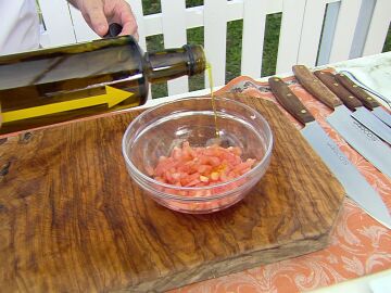 Paso a paso, el truco de Karlos Arguiñano para cocinar una vinagreta de tomate "fina, fina"