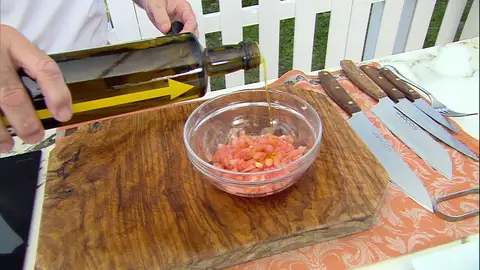 Paso a paso, el truco de Karlos Arguiñano para cocinar una vinagreta de tomate "fina, fina" Paso a paso, el truco de Karlos Arguiñano para cocinar una vinagreta de tomate "fina, fina"