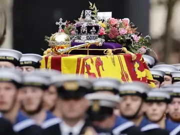 El féretro de Isabel II es llevado por las calles de Londres El féretro de Isabel II es llevado por las calles de Londres