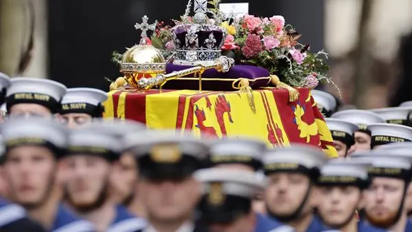 El f&eacute;retro de Isabel II es llevado por las calles de Londres
