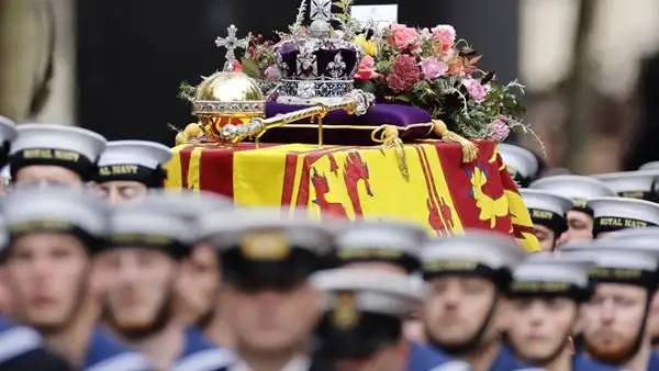 El féretro de Isabel II es llevado por las calles de Londres El féretro de Isabel II es llevado por las calles de Londres