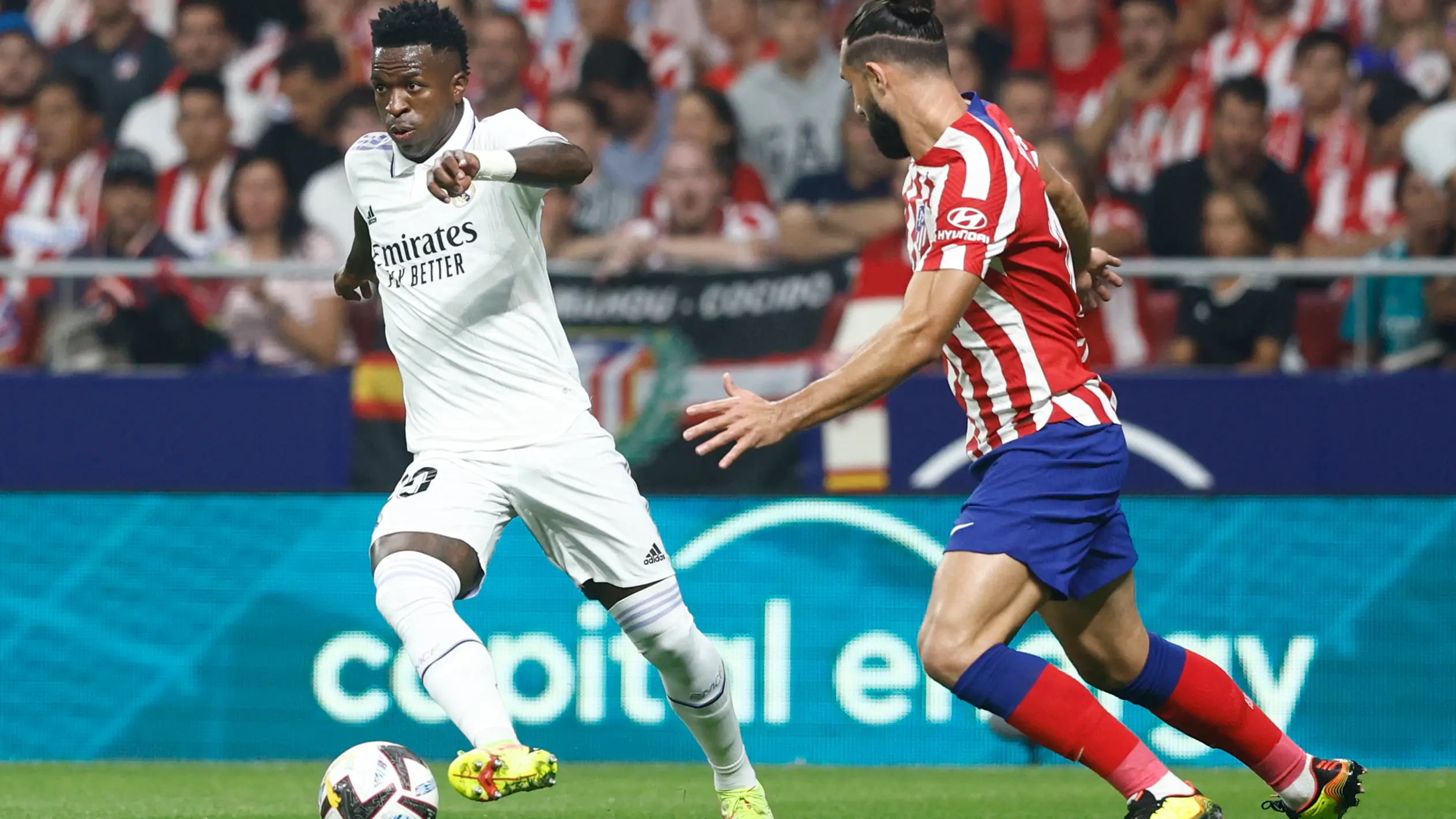 Vinicius encara a Felipe en el derbi del Metropolitano