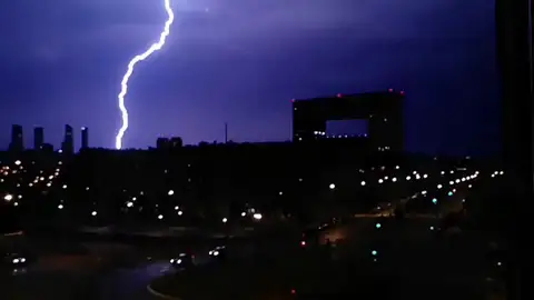 Imagen de un rayo cayendo sobre el cielo de Madrid Tiempo