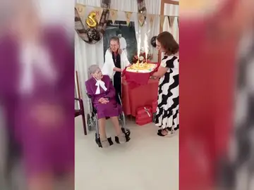 Mujer cumple 105 años Mujer cumple 105 años