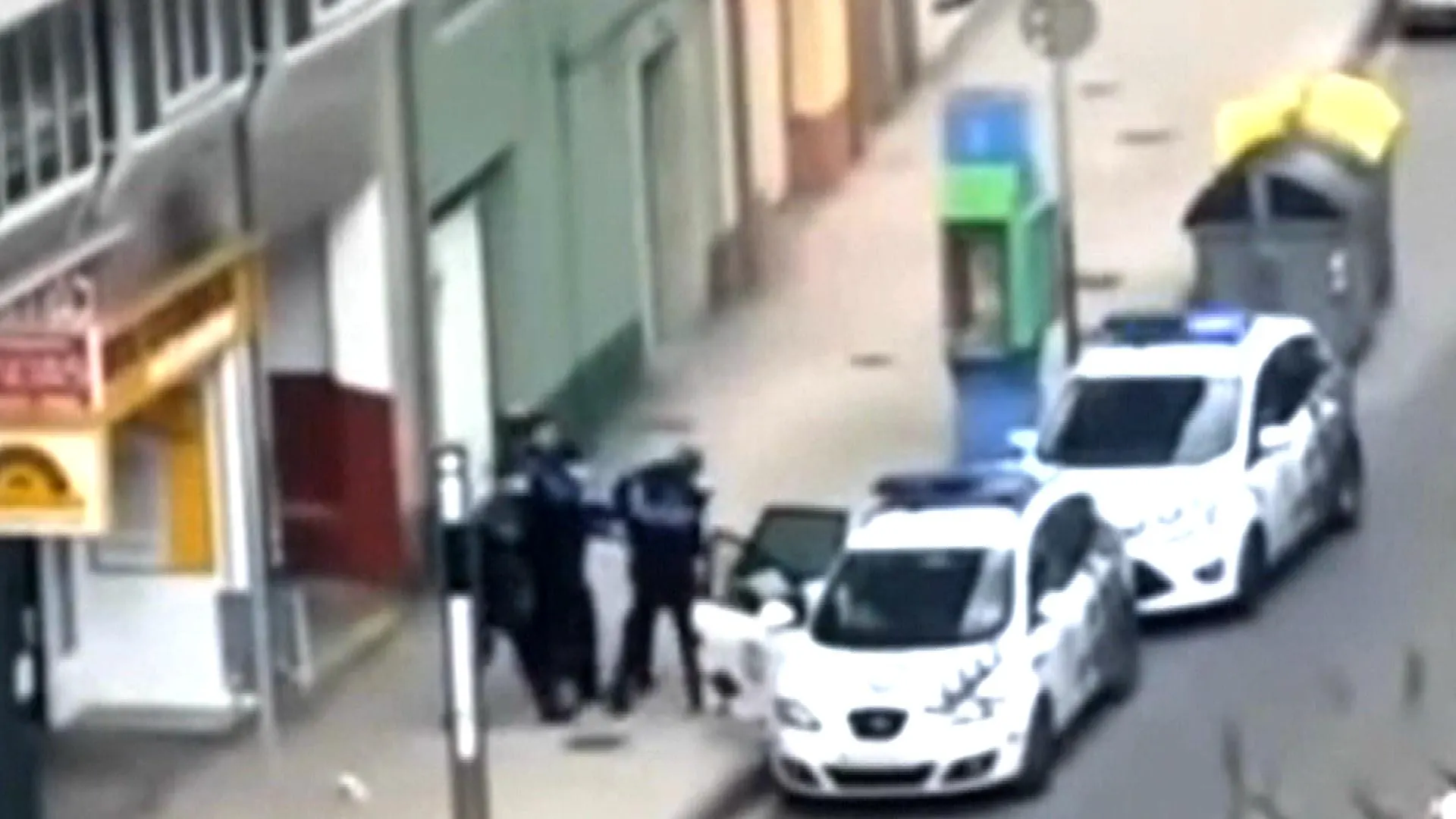 El momento en que los agentes reprenden al anciano