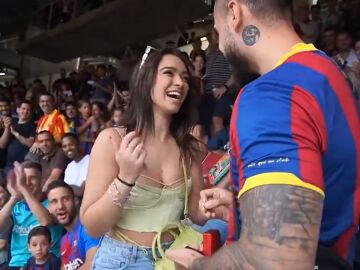 La pedida de mano de un hincha culé en el Camp Nou