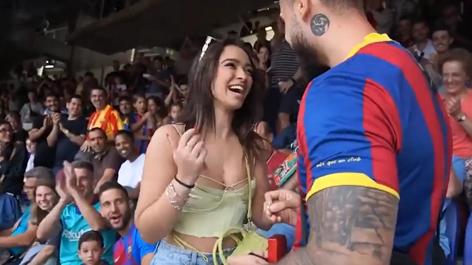 La pedida de mano de un hincha culé en el Camp Nou La pedida de mano de un hincha culé en el Camp Nou