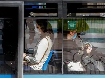 Usuarios del autobús con mascarillas en Madrid