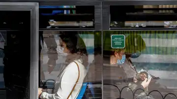 Usuarios del autobús con mascarillas en Madrid Usuarios del autobús con mascarillas en Madrid