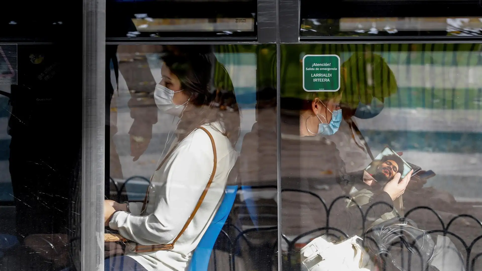 Usuarios del autobús con mascarillas en Madrid Usuarios del autobús con mascarillas en Madrid