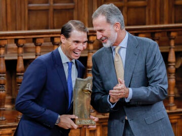 El rey Felipe VI entrega a Rafa Nadal el premio 'Camino Real'