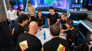 ¡Botellas que giran al ritmo de 'Amantes' de Becky G! Así ha sido el reto de Marron en 'El Hormiguero 3.0'