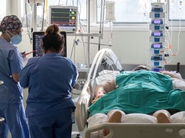 Dos enfermeras en la UCI en un hospital