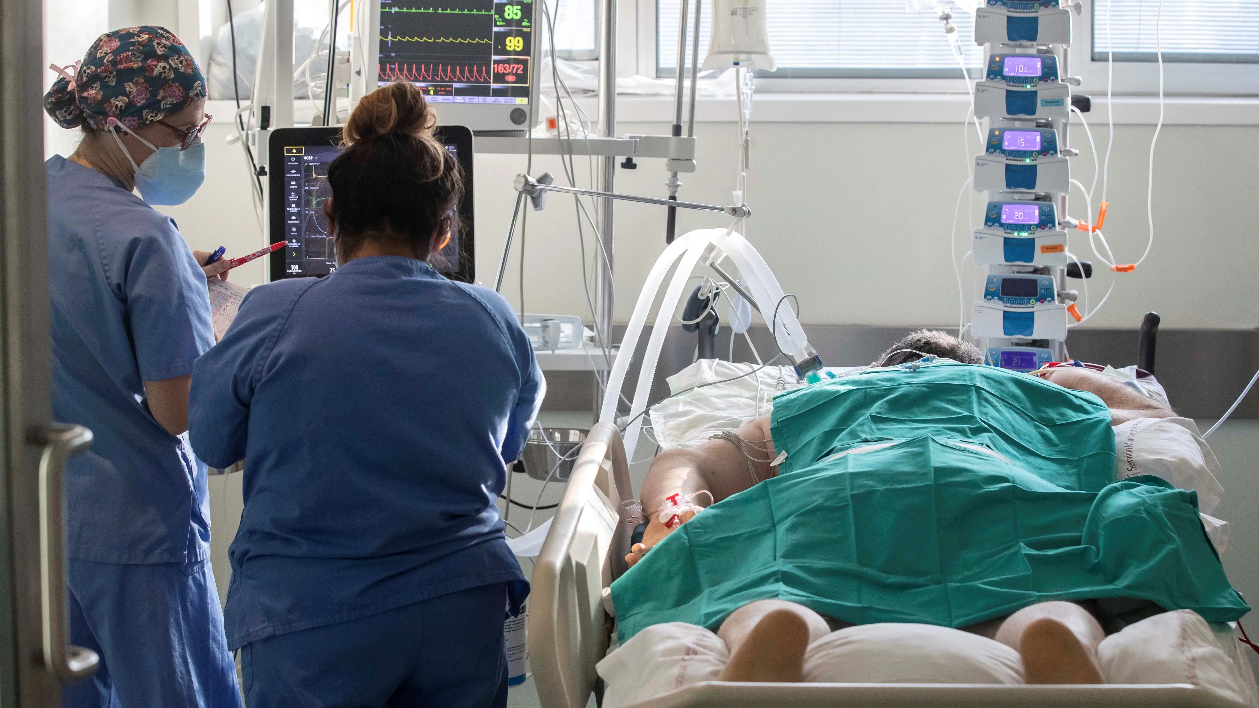 Dos enfermeras en la UCI en un hospital