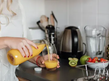 Chica preparándose un zumo Chica preparándose un zumo