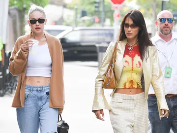 Gigi y Bella Hadid vistiendo 'off duty' Gigi y Bella Hadid vistiendo 'off duty'