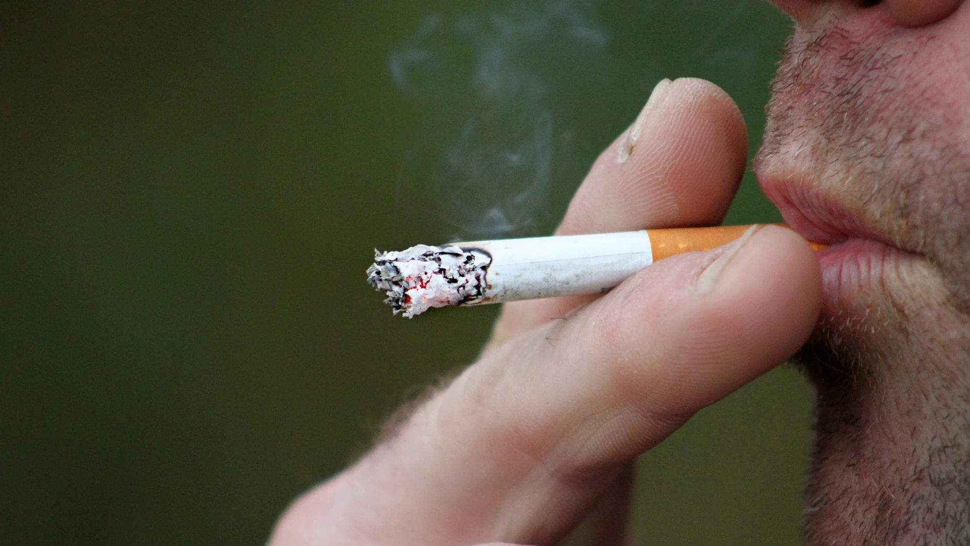 Imagen de archivo de una persona fumando