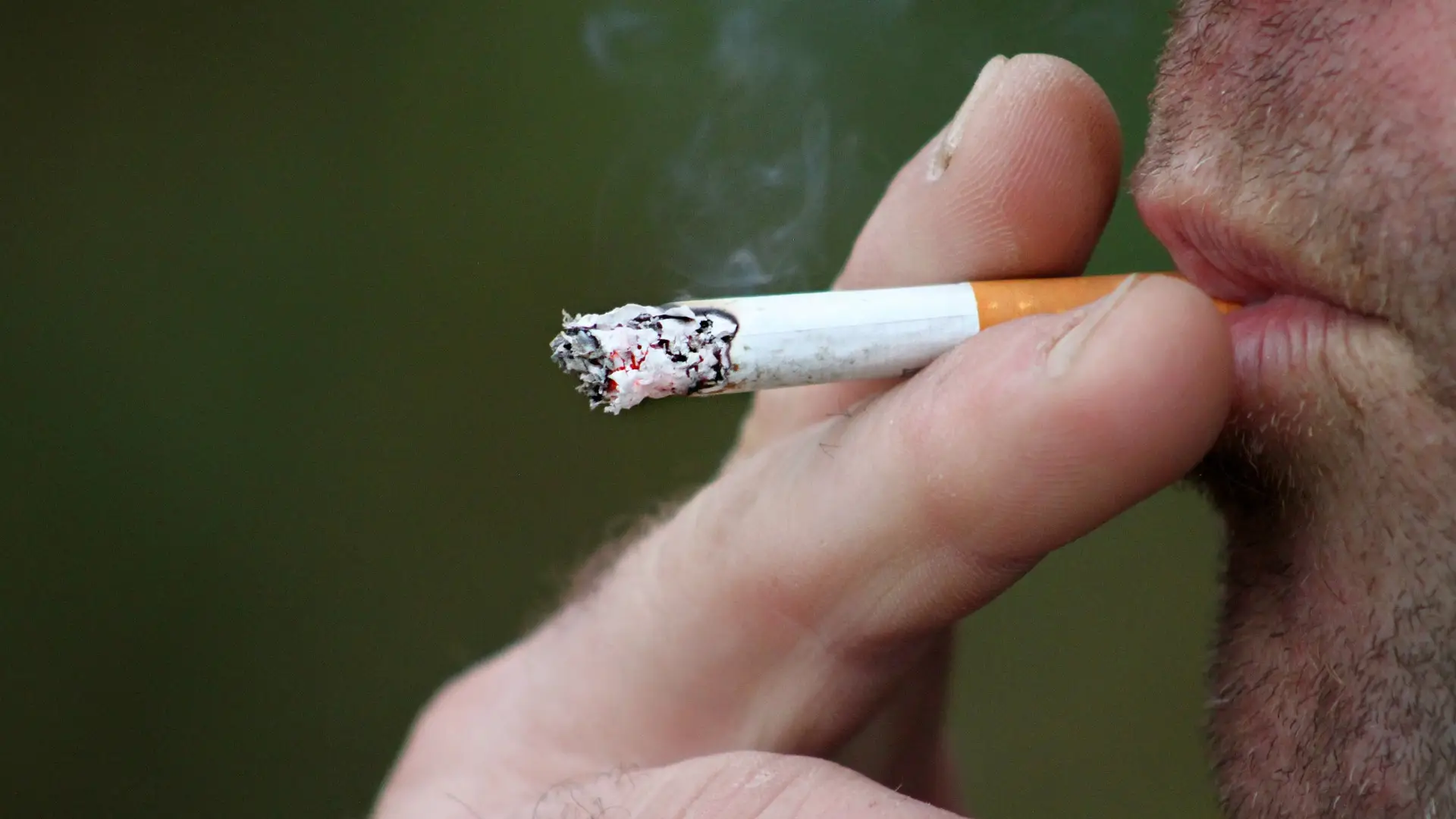 Imagen de archivo de una persona fumando Imagen de archivo de una persona fumando