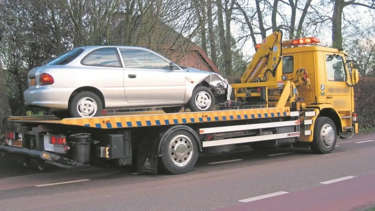 Una grúa se lleva un coche Una grúa se lleva un coche