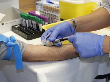 Una enfermera sacando sangre Una enfermera sacando sangre