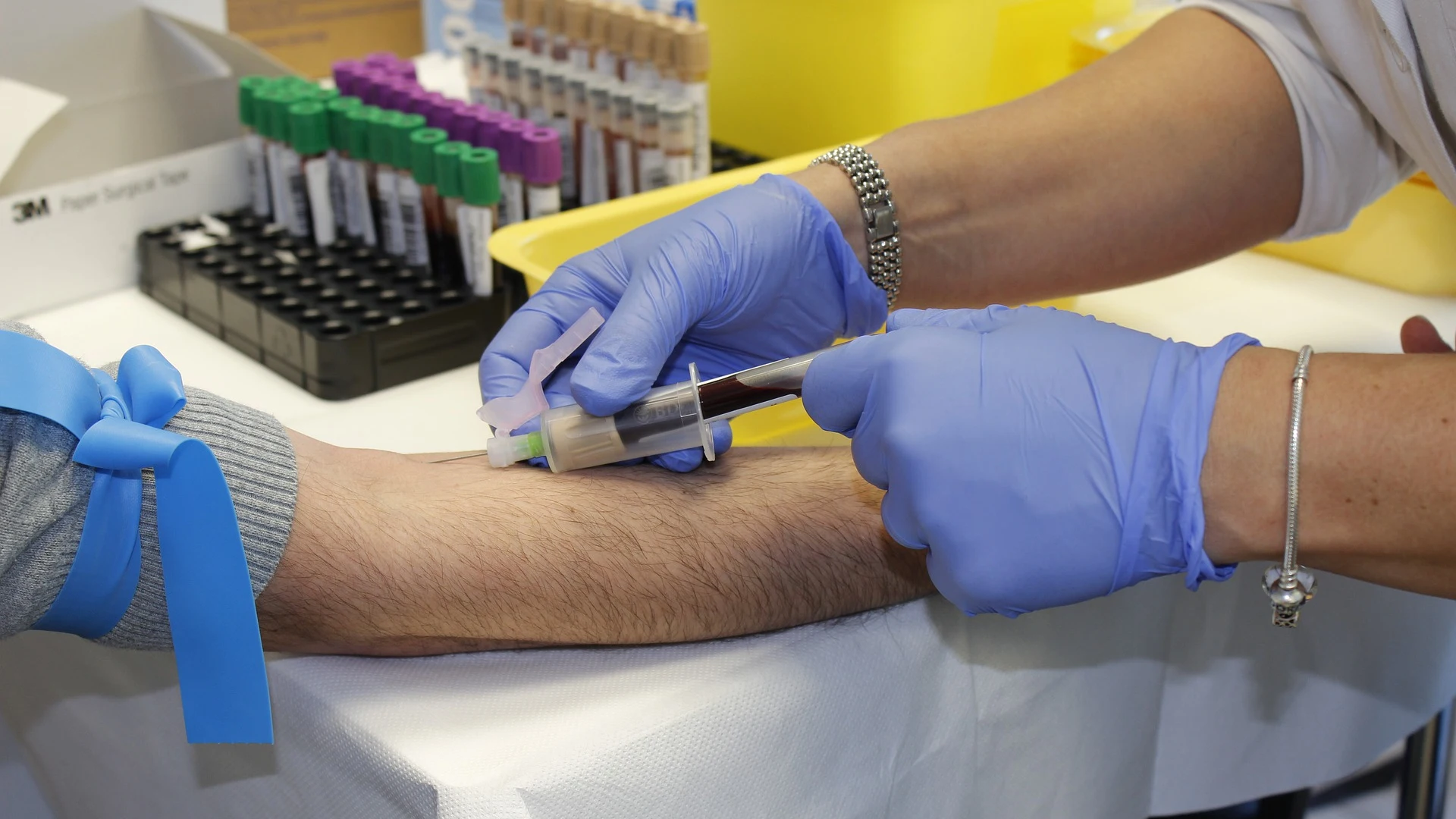 Una enfermera sacando sangre Una enfermera sacando sangre