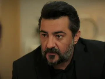 Akif amenaza a Melisa con echar a Kadir del trabajo y a sus hermanos del colegio si no rompe su relación con él Akif amenaza a Melisa con echar a Kadir del trabajo y a sus hermanos del colegio si no rompe su relación con él