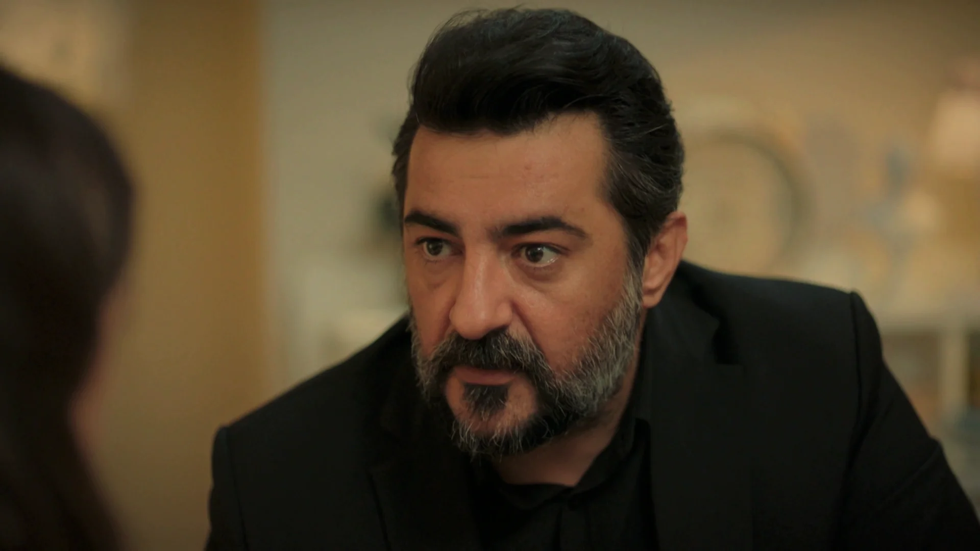 Akif amenaza a Melisa con echar a Kadir del trabajo y a sus hermanos del colegio si no rompe su relación con él Akif amenaza a Melisa con echar a Kadir del trabajo y a sus hermanos del colegio si no rompe su relación con él