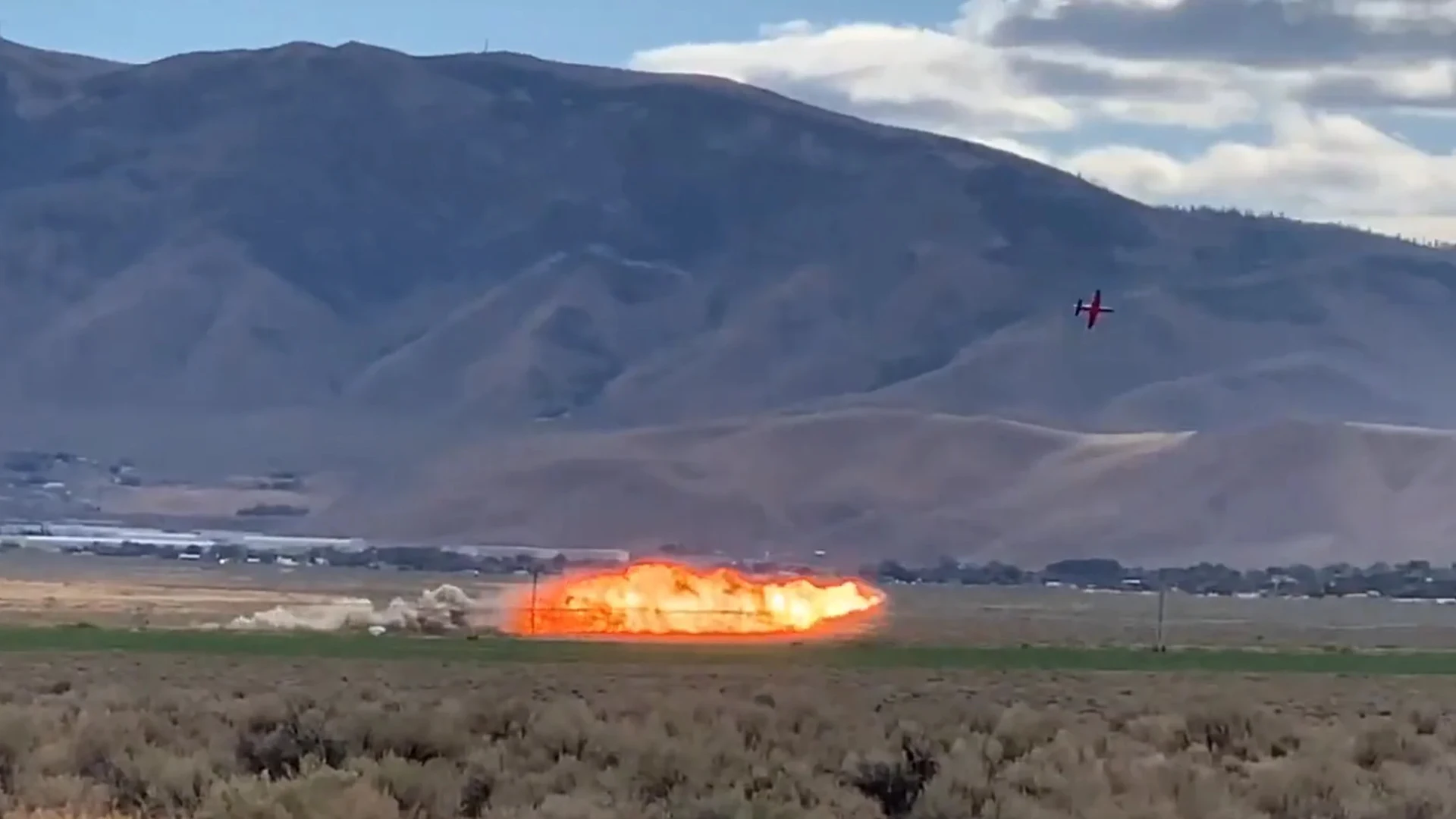 Deportes Antena 3 (20-09-22) Muere un piloto al estrellarse su avión compitiendo en las Reno Air Races Deportes Antena 3 (20-09-22) Muere un piloto al estrellarse su avión compitiendo en las Reno Air Races