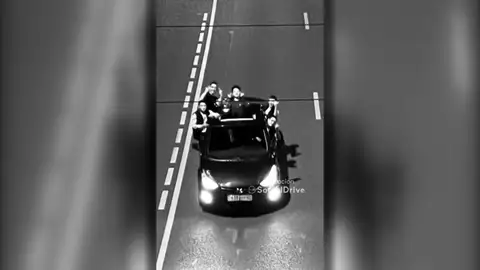 Varios amigos salen a posar para la foto de un radar en China, tras ser pillados por una infracción Varios amigos salen a posar para la foto de un radar en China, tras ser pillados por una infracción