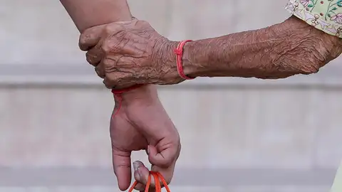 Una mujer afectada por Alzhéimer Una mujer afectada por Alzhéimer