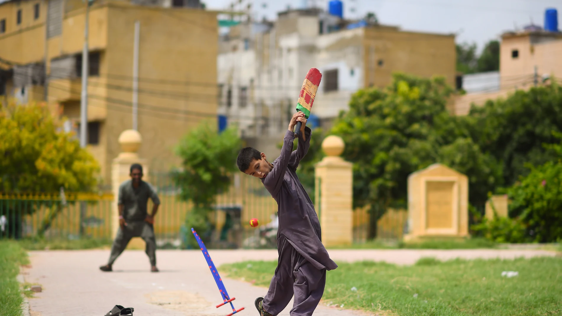Un niño juega en Karachi, Pakistán