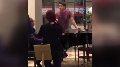 Lluvia de críticas contra el primer ministro de Canadá por cantar 'Bohemian Rhapsody' en un bar antes del funeral de Isabel II
