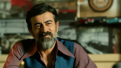 Abdülkadir pone a Betül un contrato sobre la mesa: ¿Lo firmará? Abdülkadir pone a Betül un contrato sobre la mesa: ¿Lo firmará?