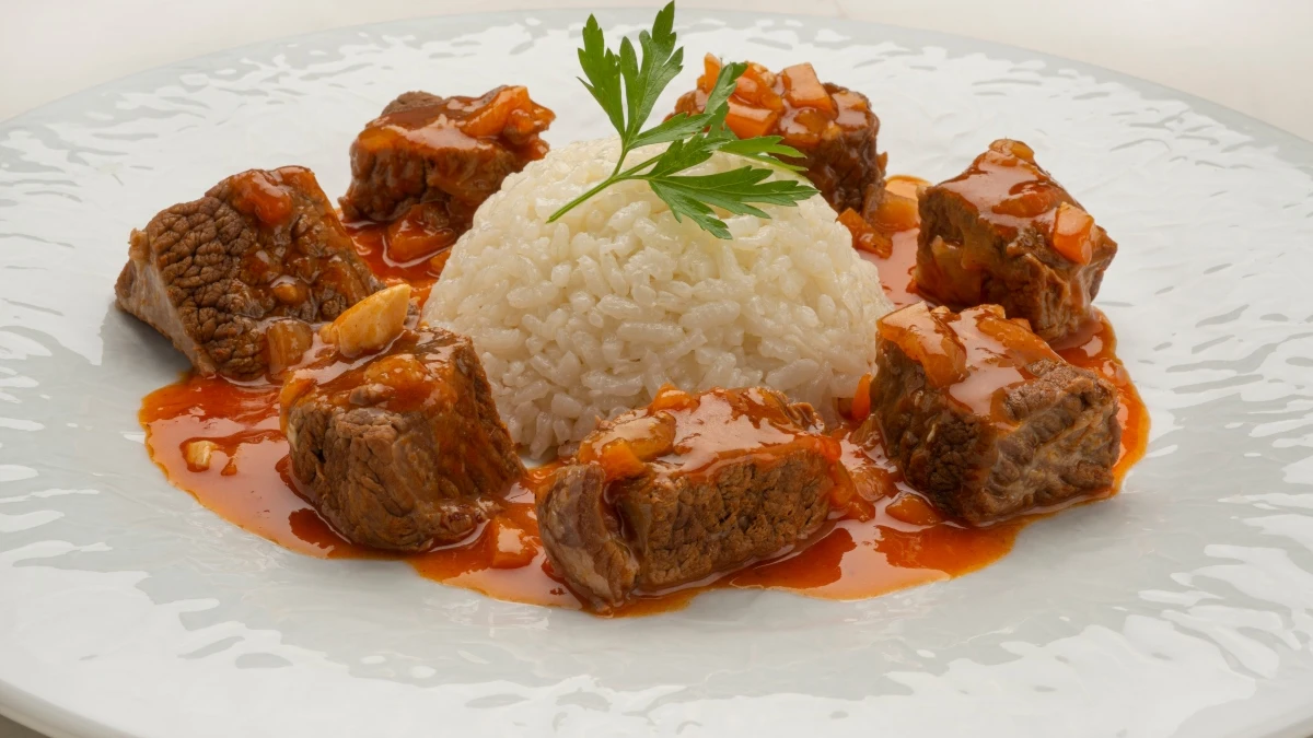 Receta de Arguiñano para disfrutar en familia: carne guisada con arroz Receta de Arguiñano para disfrutar en familia: carne guisada con arroz