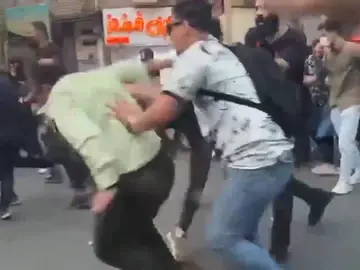 Se recrudecen las protestas en Irán por la muerte de una mujer "que llevaba el velo mal puesto" Se recrudecen las protestas en Irán por la muerte de una mujer "que llevaba el velo mal puesto"