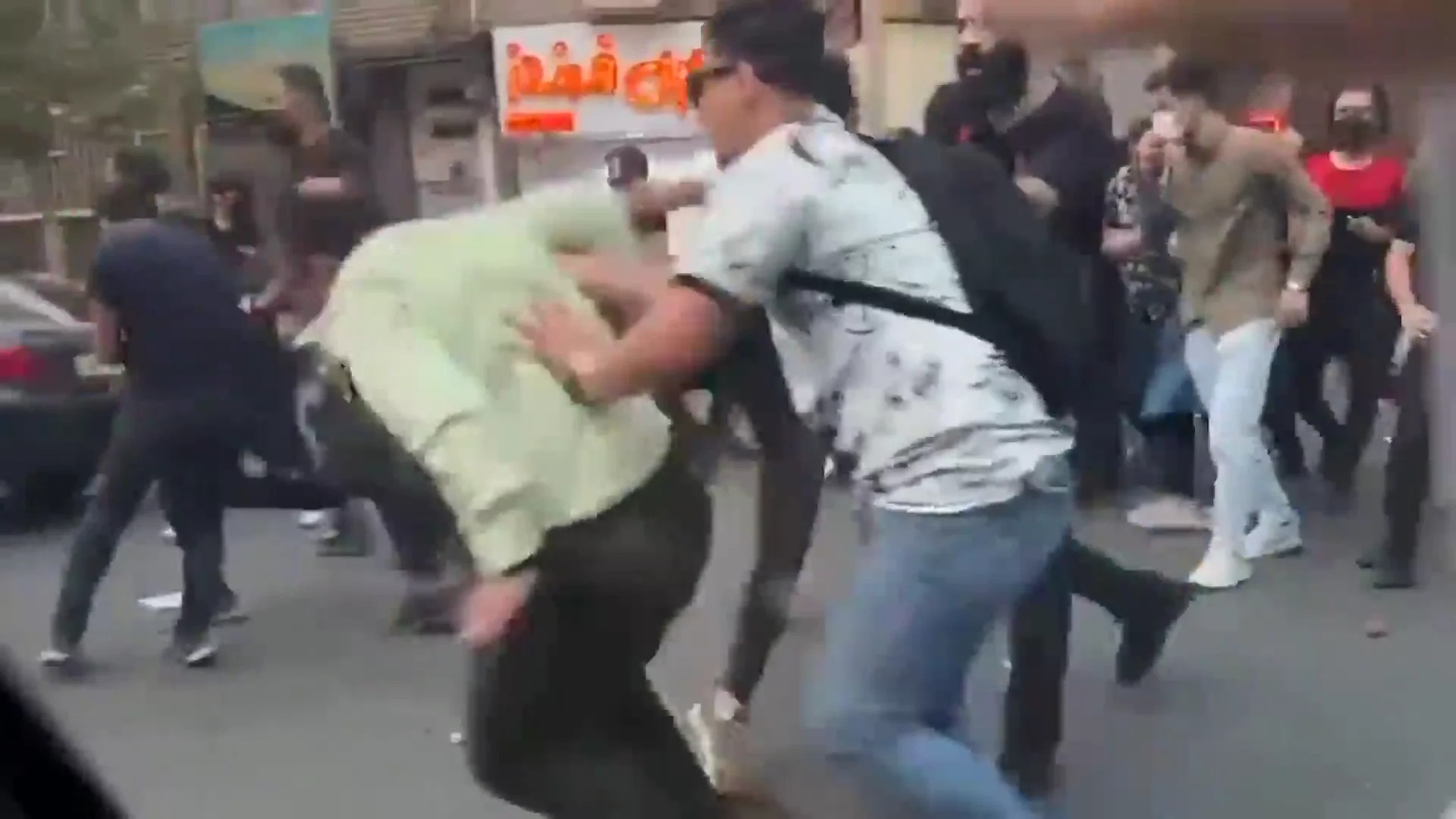 Se recrudecen las protestas en Ir&aacute;n por la muerte de una mujer "que llevaba el velo mal puesto"