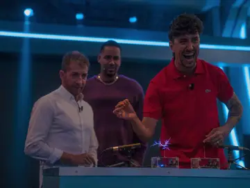 Saltan chispas en 'El Hormiguero 3.0': La eléctrica versión de una canción de Romeo Santos Saltan chispas en 'El Hormiguero 3.0': La eléctrica versión de una canción de Romeo Santos