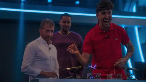 Saltan chispas en 'El Hormiguero 3.0': La eléctrica versión de una canción de Romeo Santos Saltan chispas en 'El Hormiguero 3.0': La eléctrica versión de una canción de Romeo Santos