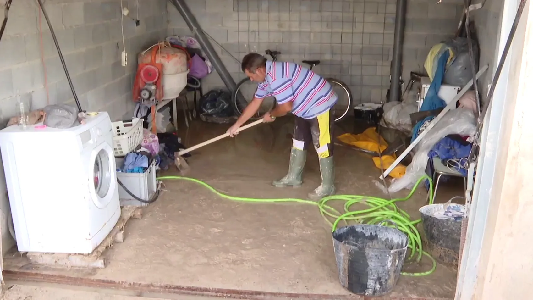 Un vecino limpia parte de su casa tras la intensa tromba de agua Un vecino limpia parte de su casa tras la intensa tromba de agua
