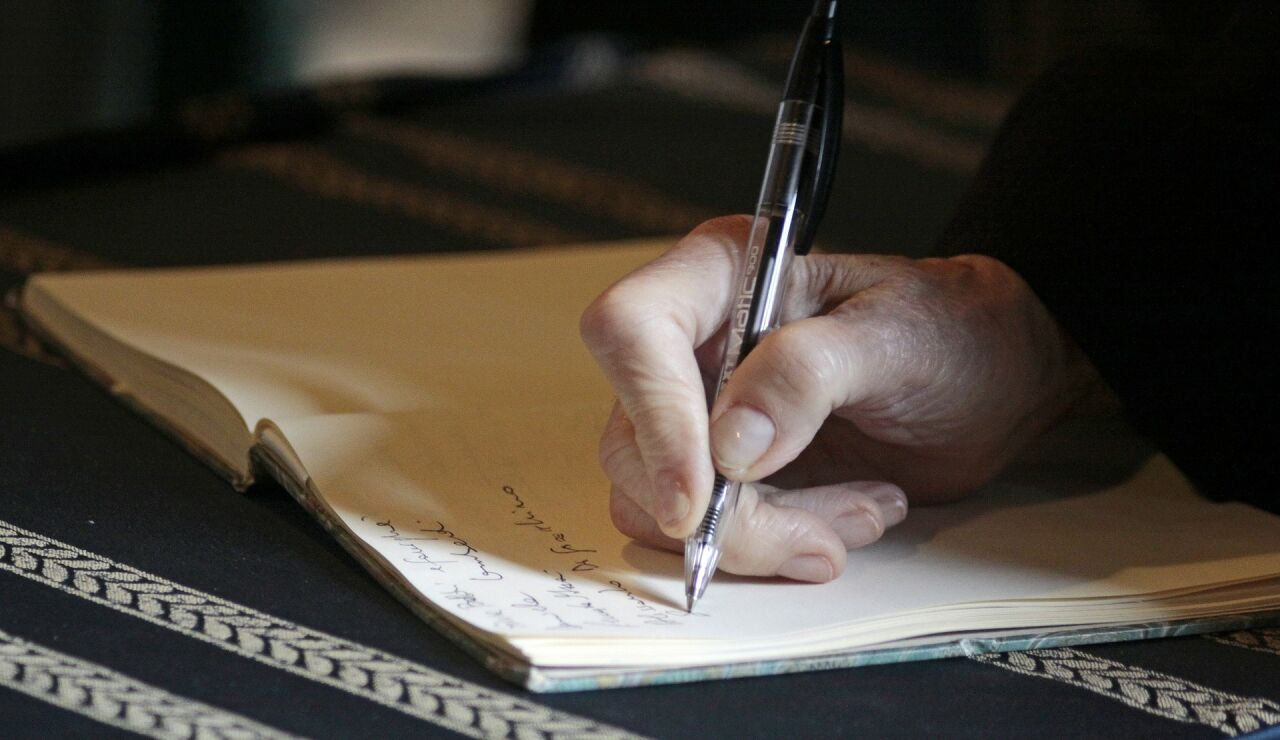 Un hombre fisrmando un testamento