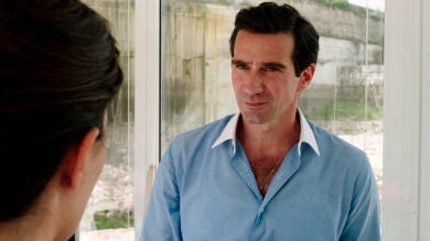 Antonio presiona a María con un costoso regalo: “¿Quieres que te recuerde lo que pasó en Calabria?”