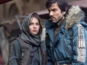 Diego Luna y Felicity Jones en 'Rogue One' Diego Luna y Felicity Jones en 'Rogue One'