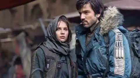 Diego Luna y Felicity Jones en 'Rogue One' Diego Luna y Felicity Jones en 'Rogue One'