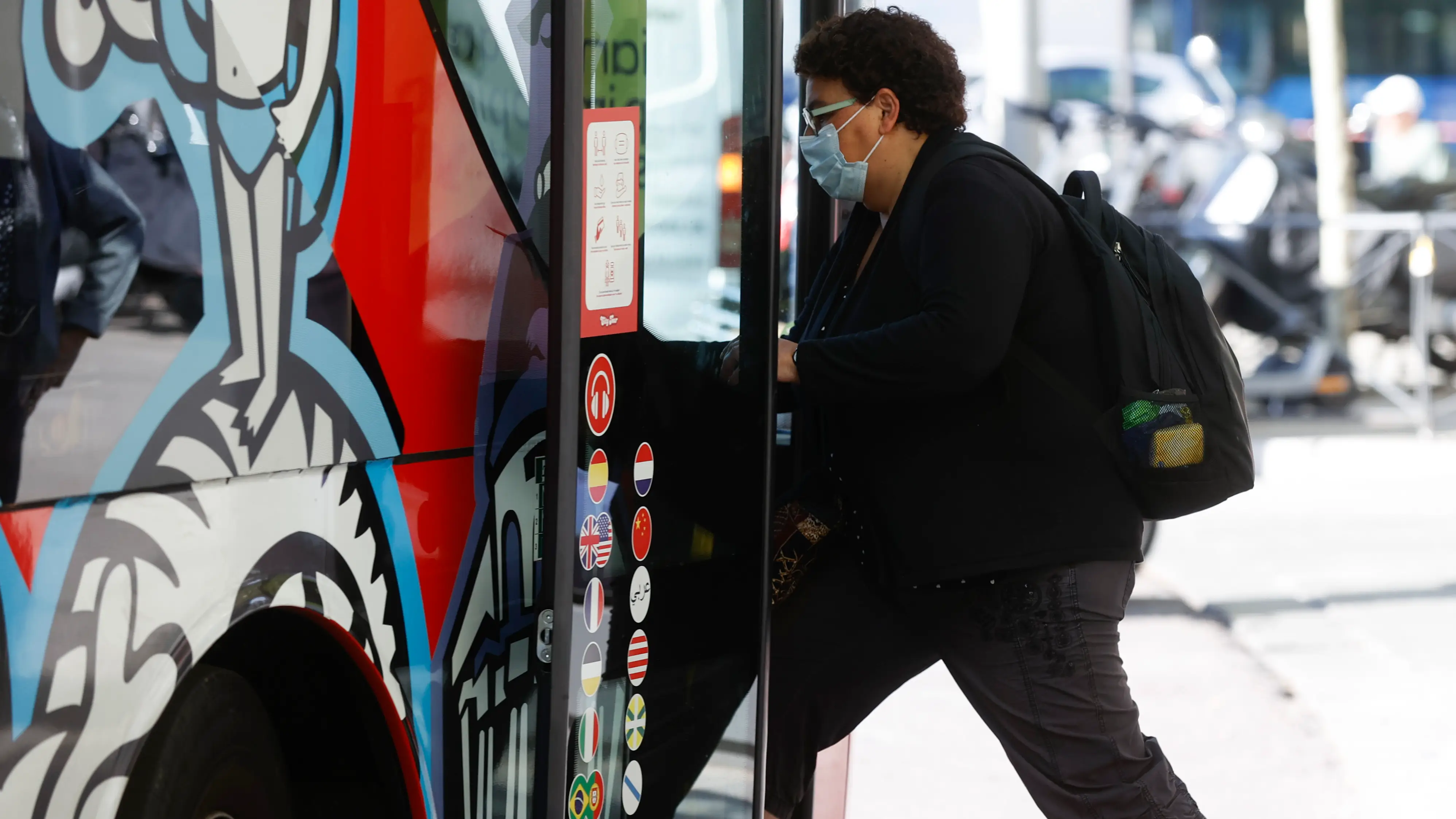 Un hombre se sube a un autobús en Madrid con la mascarilla puesta Un hombre se sube a un autobús en Madrid con la mascarilla puesta