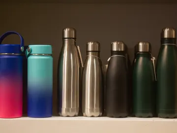 Selcción de botellas y termos de acero reutilizables Selcción de botellas y termos de acero reutilizables