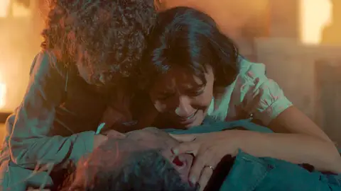 ¡Incendio en el granero! La vida de Italo corre peligro tras salvar a su hijo de las llamas ¡Incendio en el granero! La vida de Italo corre peligro tras salvar a su hijo de las llamas