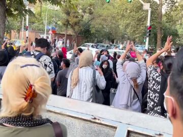 La población civil protesta en Irán contra el trato denigrante hacia las mujeres