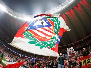 Foto de archivo de la afición del Atlético de Madrid en el Metropolitano Foto de archivo de la afición del Atlético de Madrid en el Metropolitano