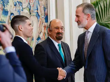 El Rey Felipe VI saluda a Carlos Alcaraz
