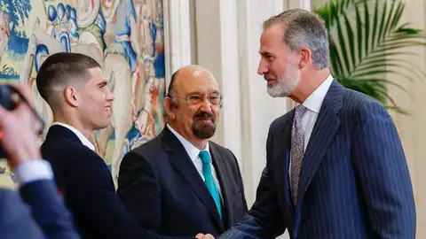 El Rey Felipe VI saluda a Carlos Alcaraz El Rey Felipe VI saluda a Carlos Alcaraz